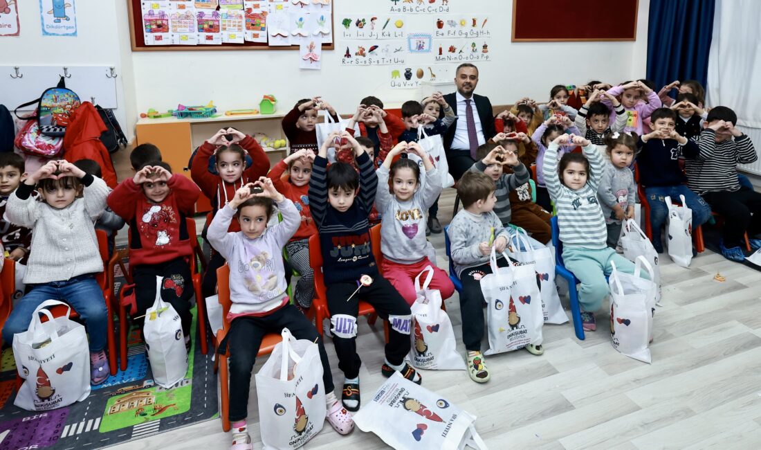 Onikişubat Belediyesi, “Gönülleri Giydiriyoruz” projesi kapsamında ilçedeki öğrencilerin yüzünü güldürmeye