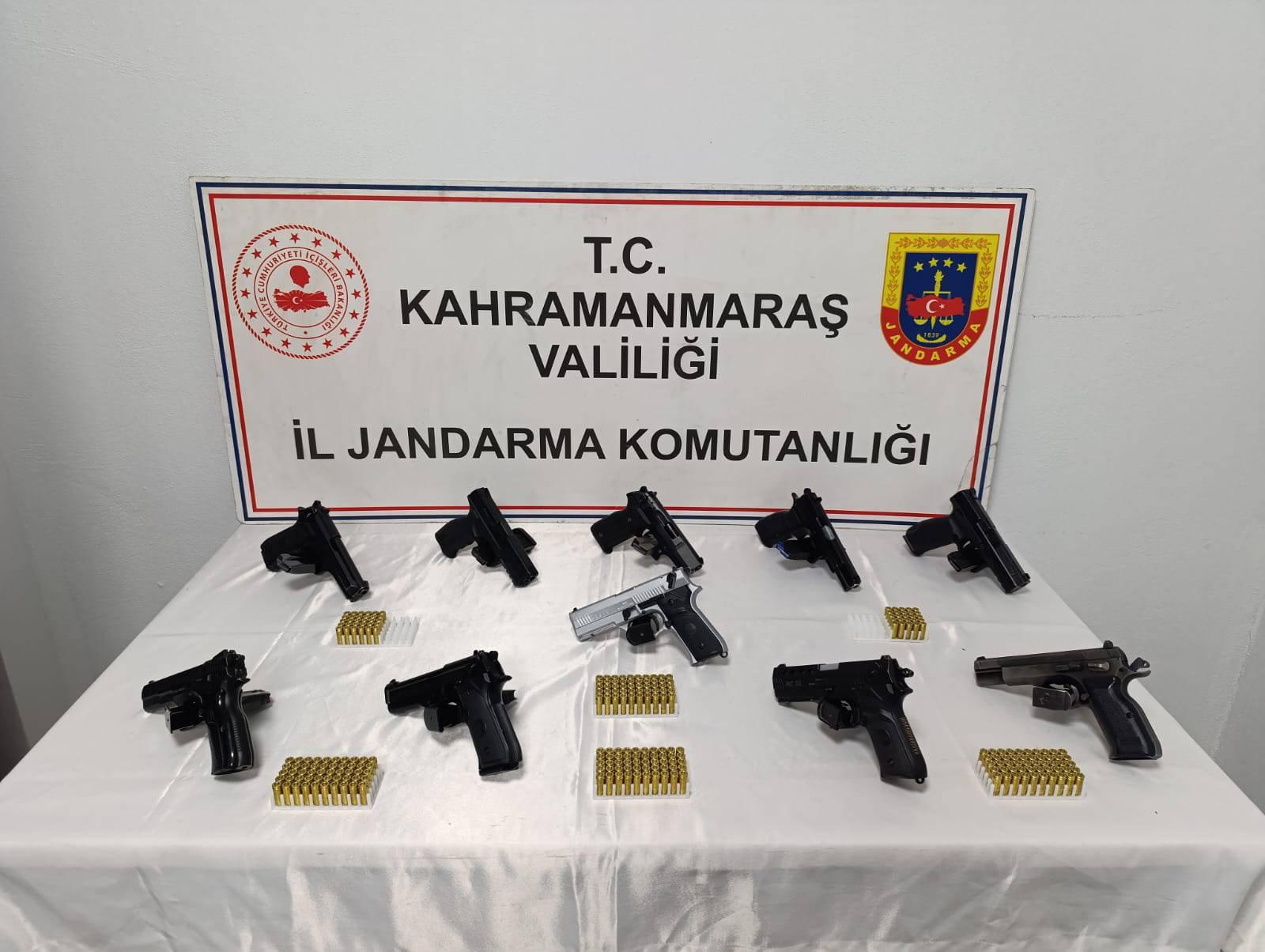 Kahramanmaraş’ın Elbistan ilçesinde jandarma ekipleri, ruhsatsız silahlarla ilgili düzenledikleri operasyonda