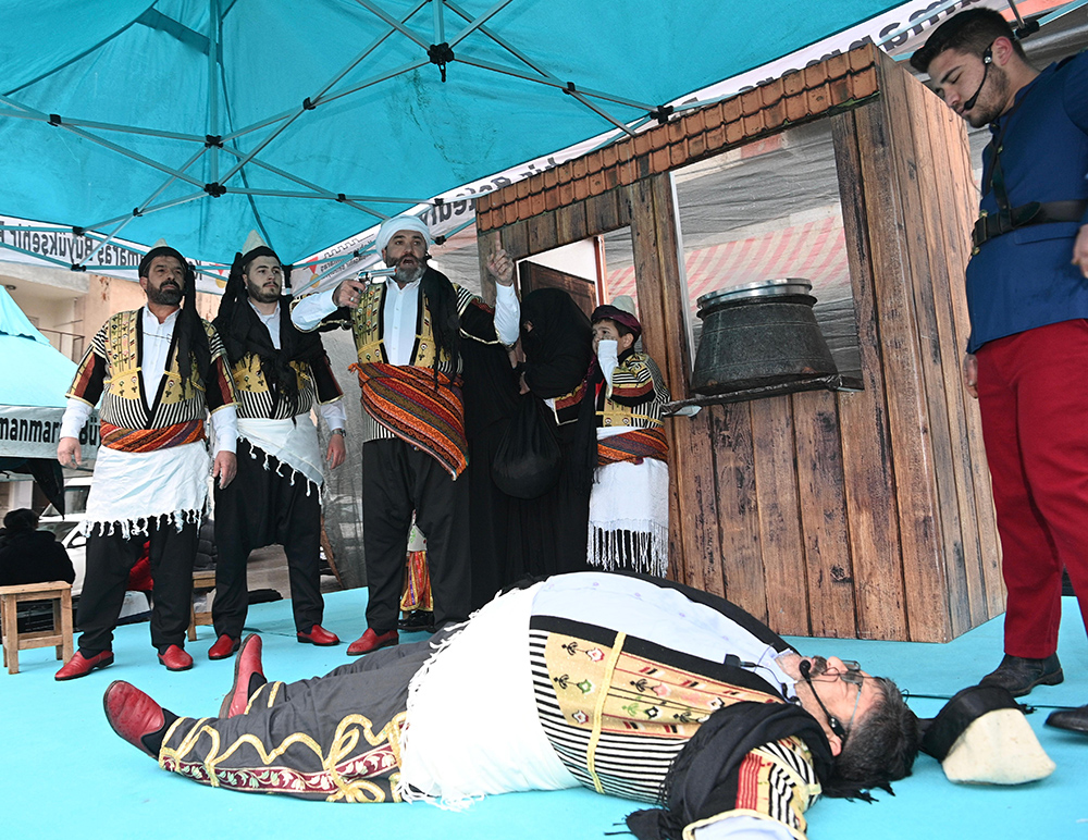 Kurtuluş Haftası çerçevesinde çelenk sunma töreni, Sütçü İmam olayının canlandırılması