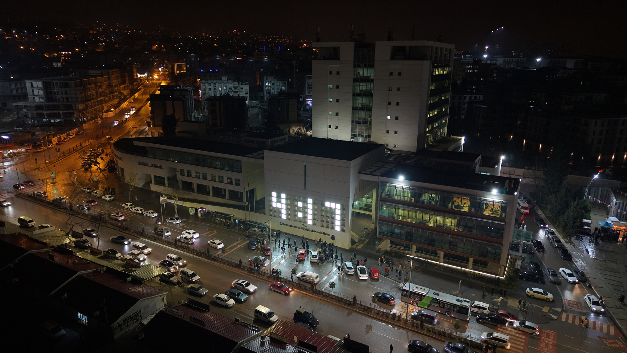 Büyükşehir Belediyesi ana hizmet binasında oluşturulan ve deprem şehitlerinin isimlerinin
