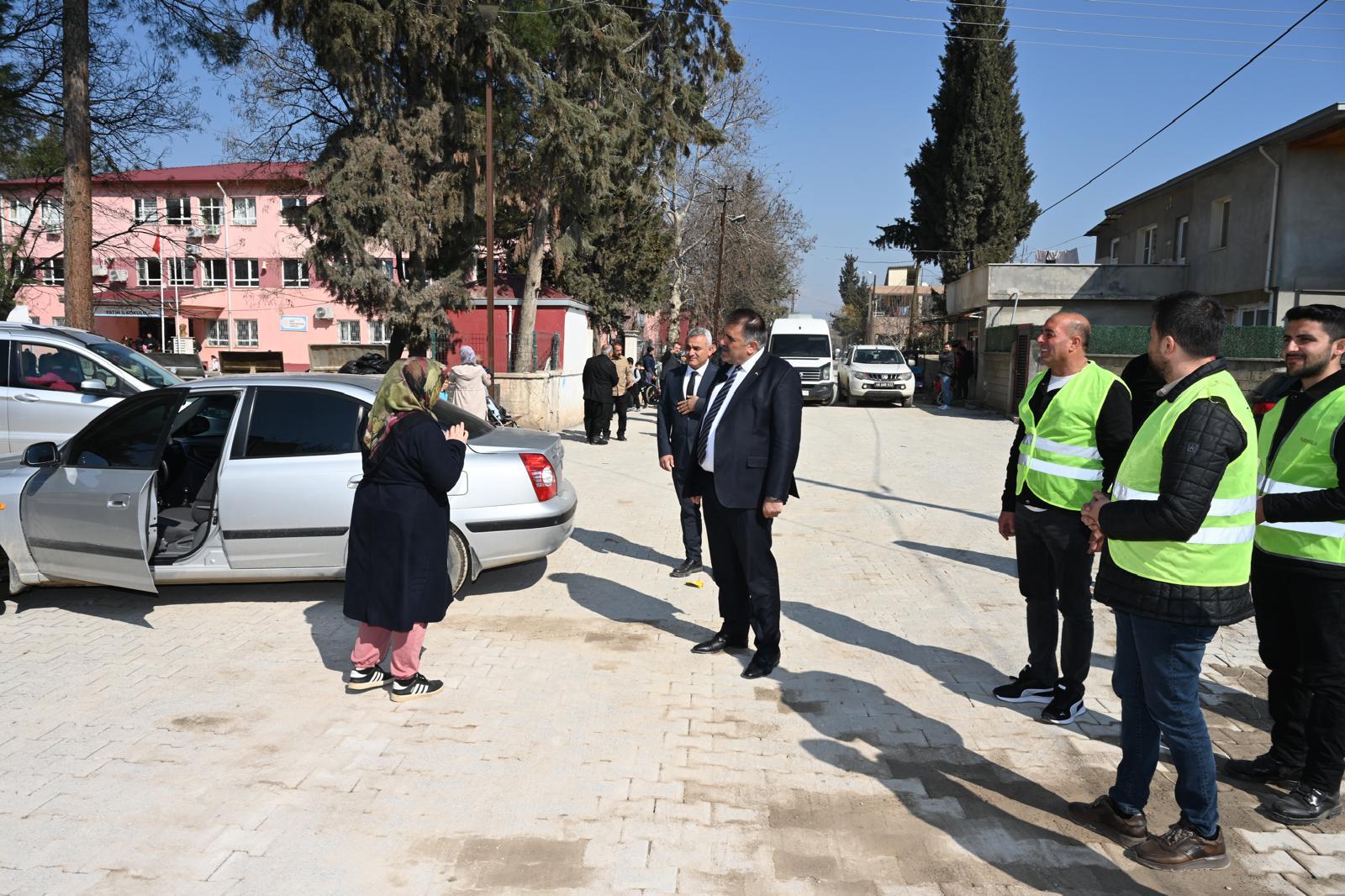 Depremin büyük hasar verdiği Türkoğlu’nda yaraları saran Türkoğlu Belediye Başkanı