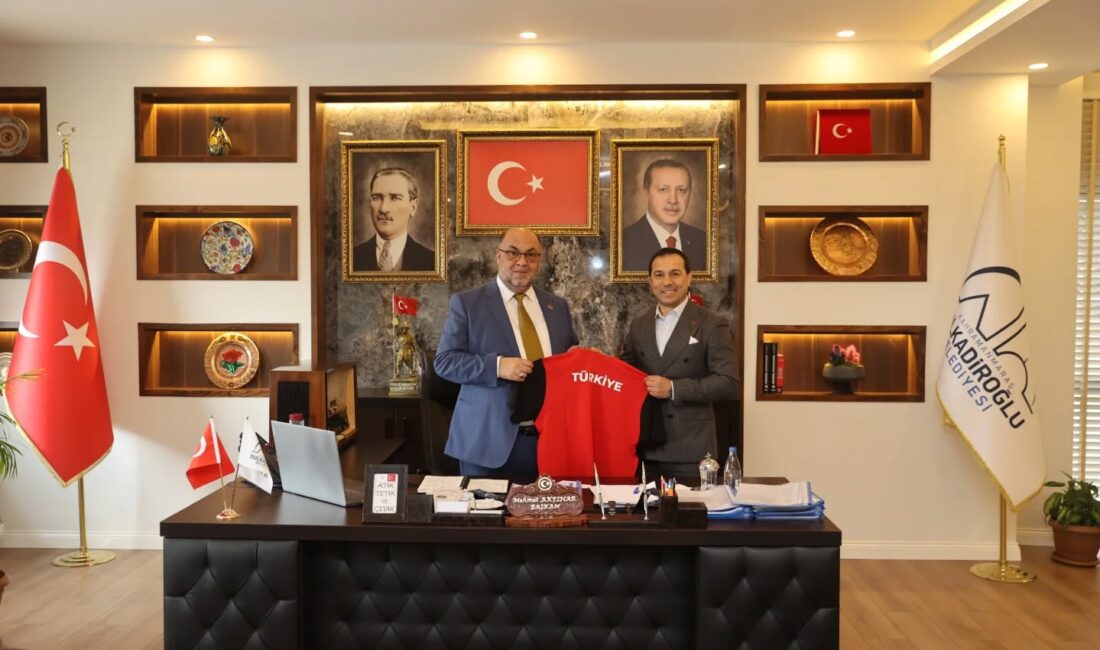 Olimpiyat ikincisi, Dünya ve Avrupa Şampiyonu güreşçi Şeref Eroğlu, beraberindeki