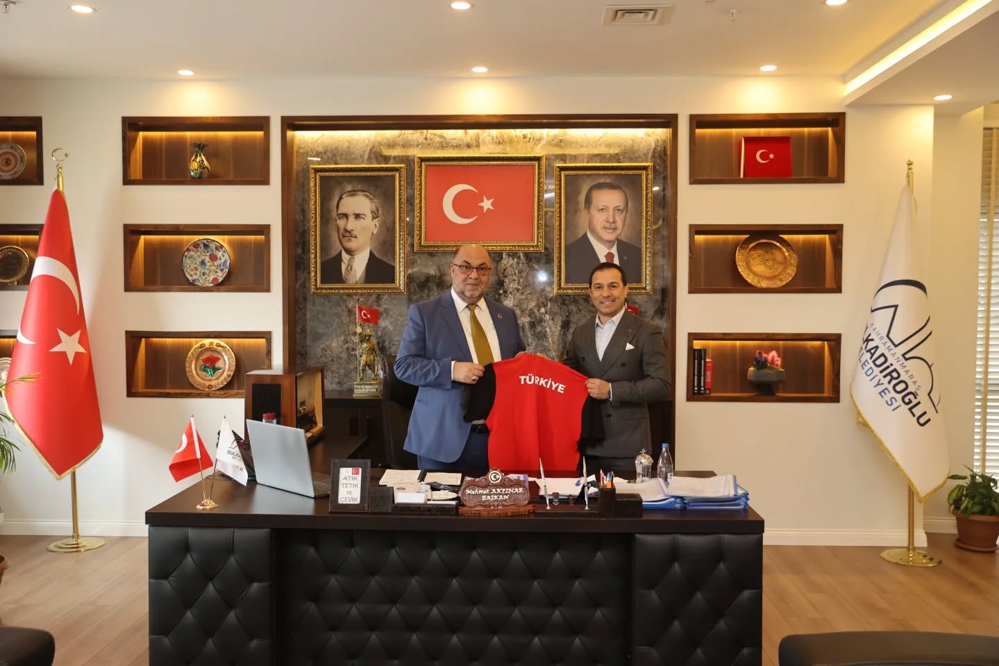Olimpiyat ikincisi, Dünya ve Avrupa Şampiyonu güreşçi Şeref Eroğlu, beraberindeki