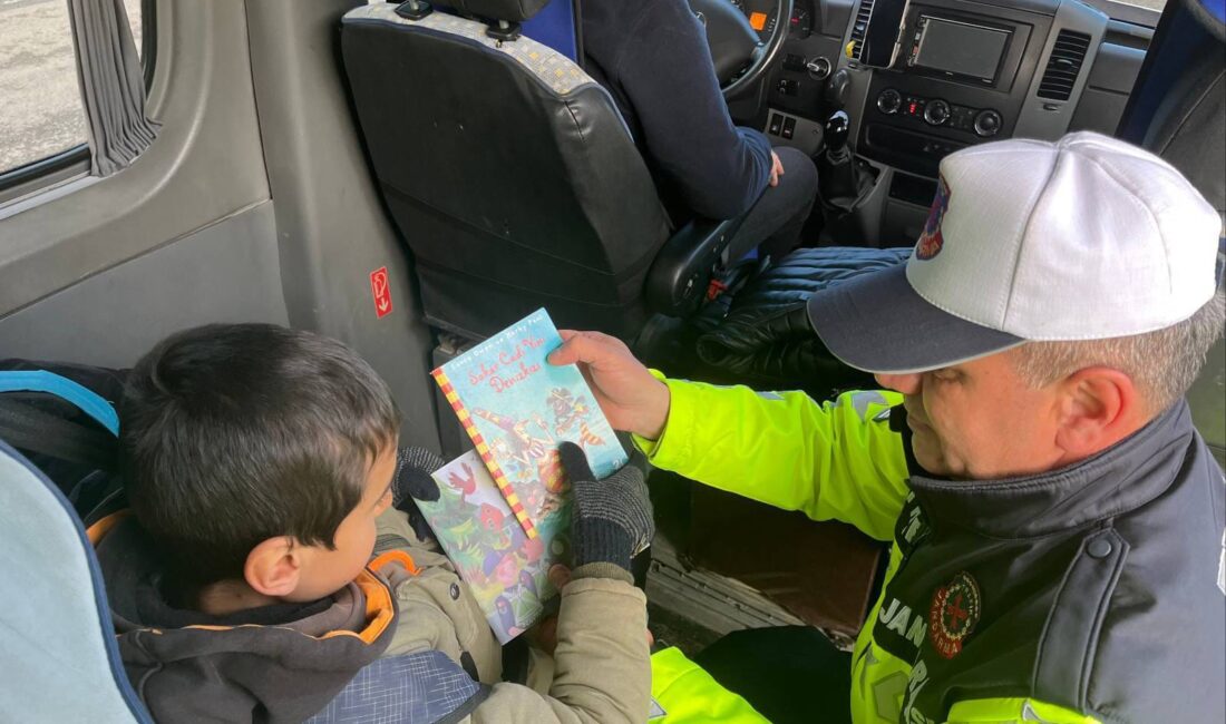 Kahramanmaraş İl Jandarma Komutanlığı Trafik Jandarma Timleri, öğrencilere emniyet kemeri