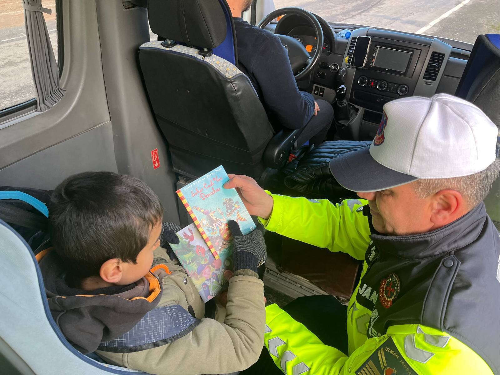 Kahramanmaraş İl Jandarma Komutanlığı Trafik Jandarma Timleri, öğrencilere emniyet kemeri