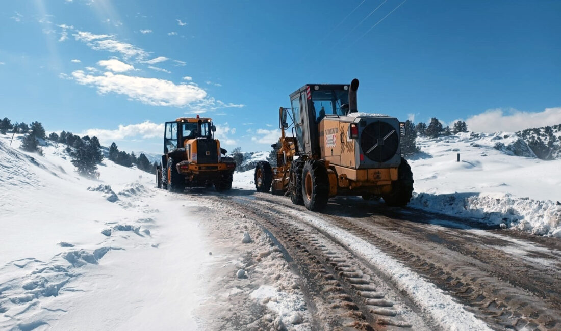 Büyükşehir Belediyesi, yolları ulaşıma açık tutarak kar yağışının hayatı olumsuz