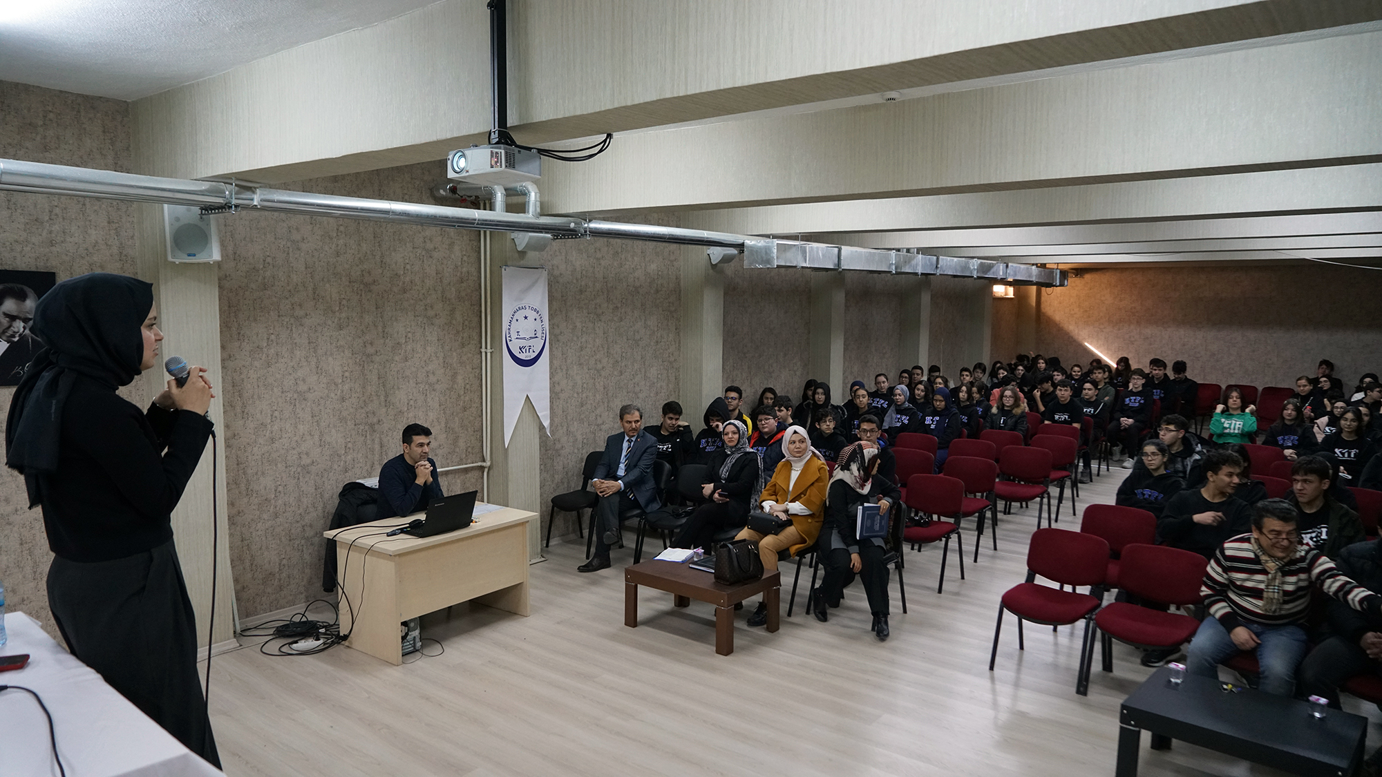 Büyükşehir Belediyesi, okur - yazar buluşmaları kapsamında öğrencileri edebiyatın usta