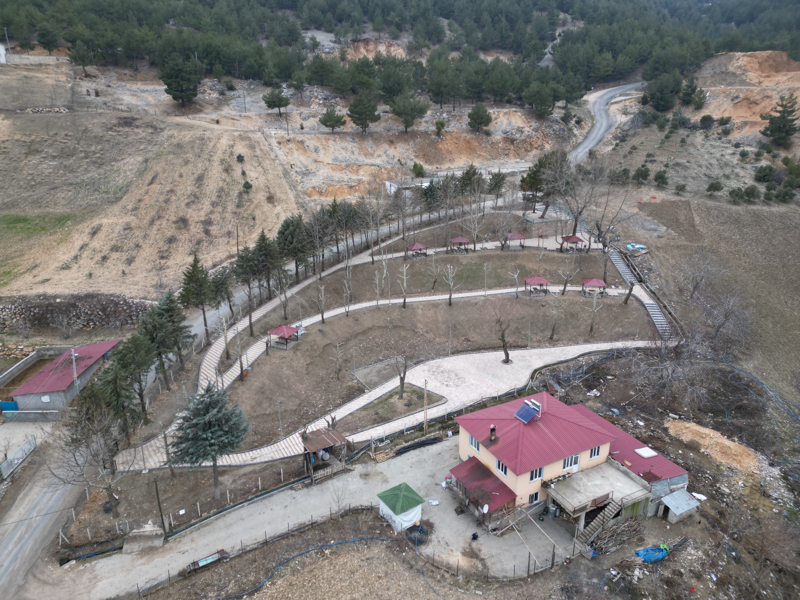 Onikişubat Belediyesi, ilçenin dört bir yanında gerçekleştirdiği çevre düzenleme ve