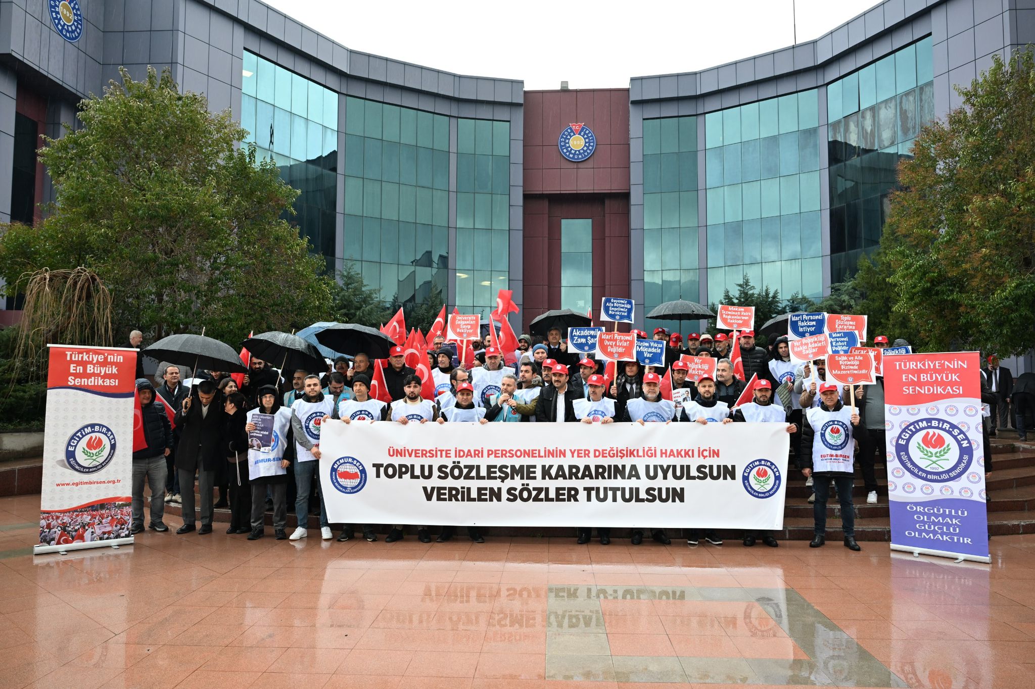 Türkiye genelinde üniversite çalışanları, toplu sözleşmelerde verilen ancak hayata geçirilmeyen