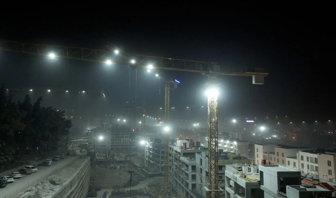 Kahramanmaraş ve Hatay’daki şantiyelerdeki gece ve gündüz vardiyasından görüntüler paylaşan
