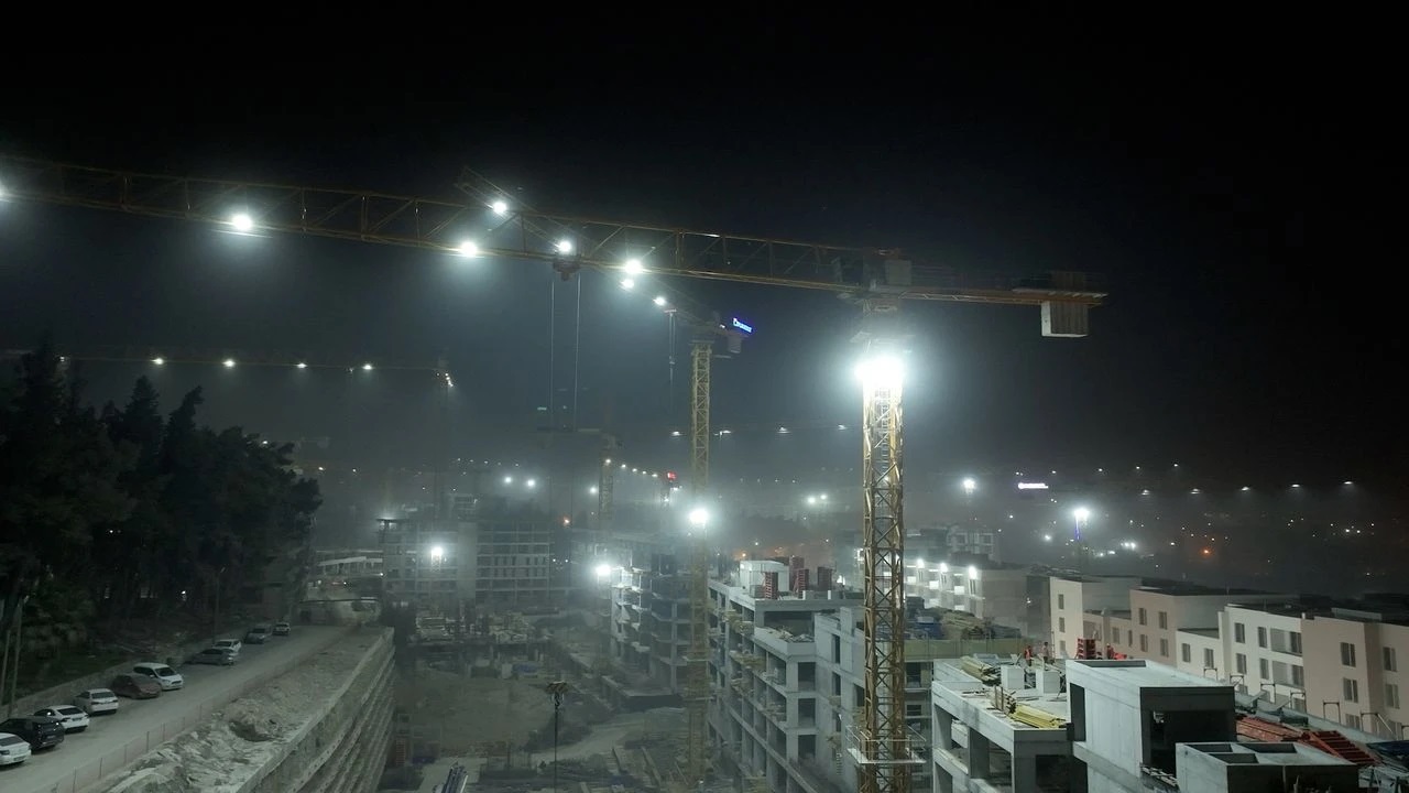 Kahramanmaraş ve Hatay’daki şantiyelerdeki gece ve gündüz vardiyasından görüntüler paylaşan