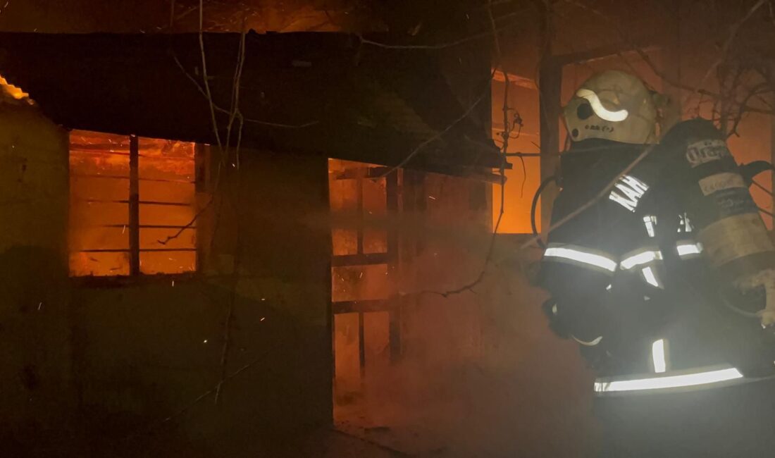 Kahramanmaraş'ın Namık Kemal Mahallesi'nde gece saatlerinde meydana gelen yangın, mahalle