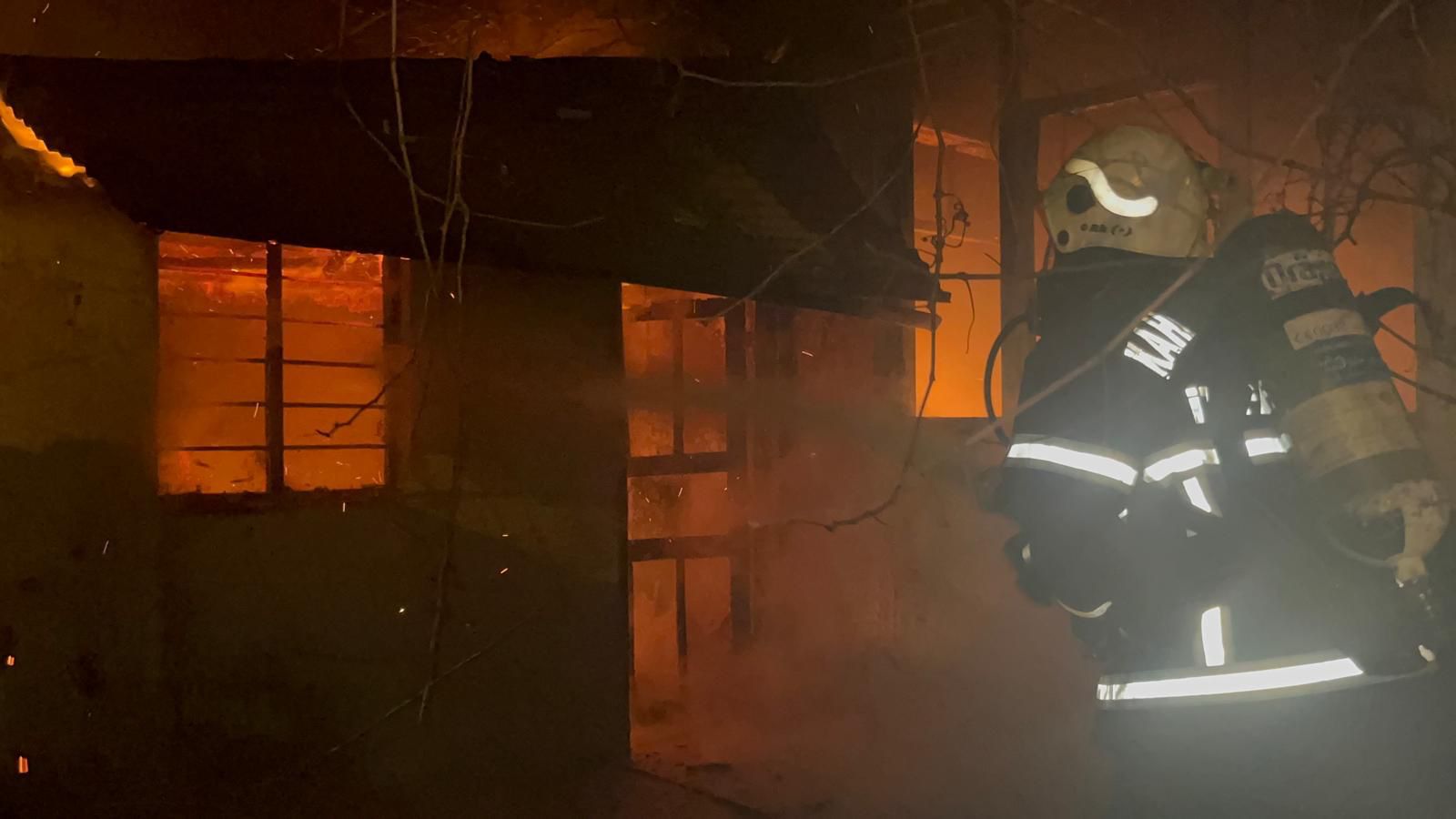 Kahramanmaraş'ın Namık Kemal Mahallesi'nde gece saatlerinde meydana gelen yangın, mahalle