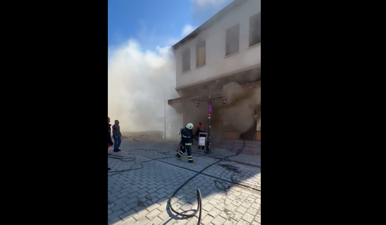 Kahramanmaraş’ın tarihi Demirciler Çarşısı’nda yangın paniğe neden oldu.