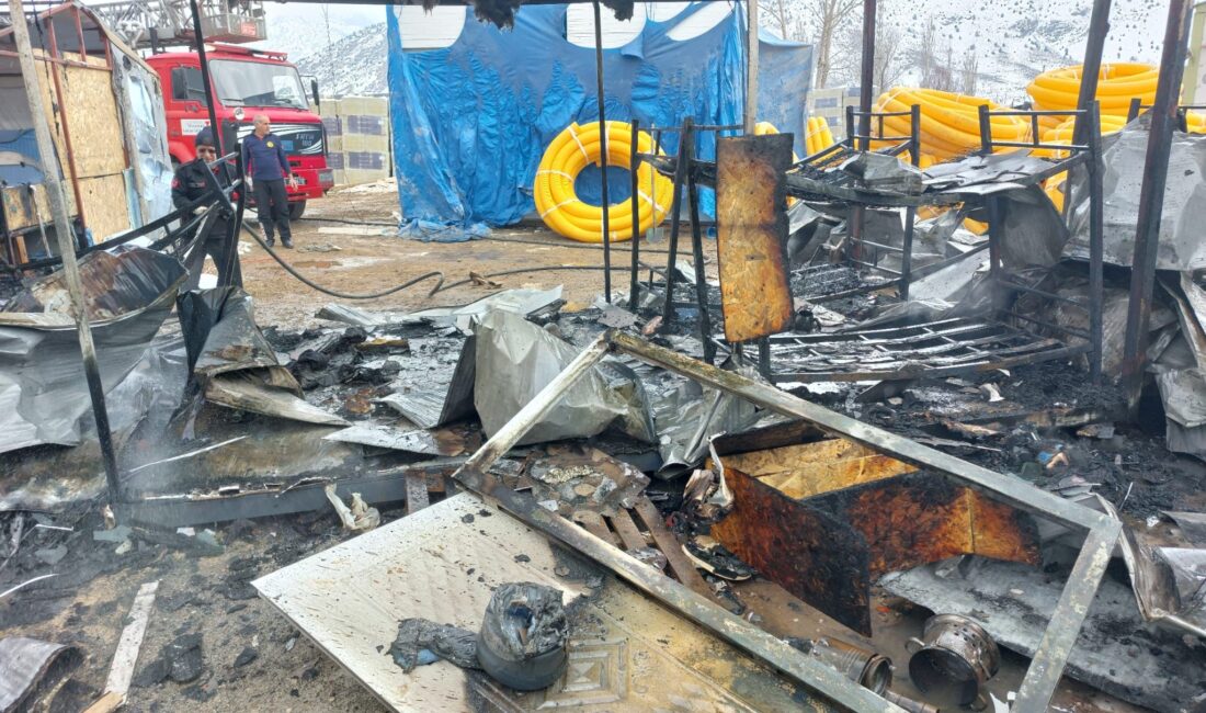 Kahramanmaraş’ın Göksun ilçesinde bulunan TOKİ inşaat şantiyesinde çıkan yangın, paniğe