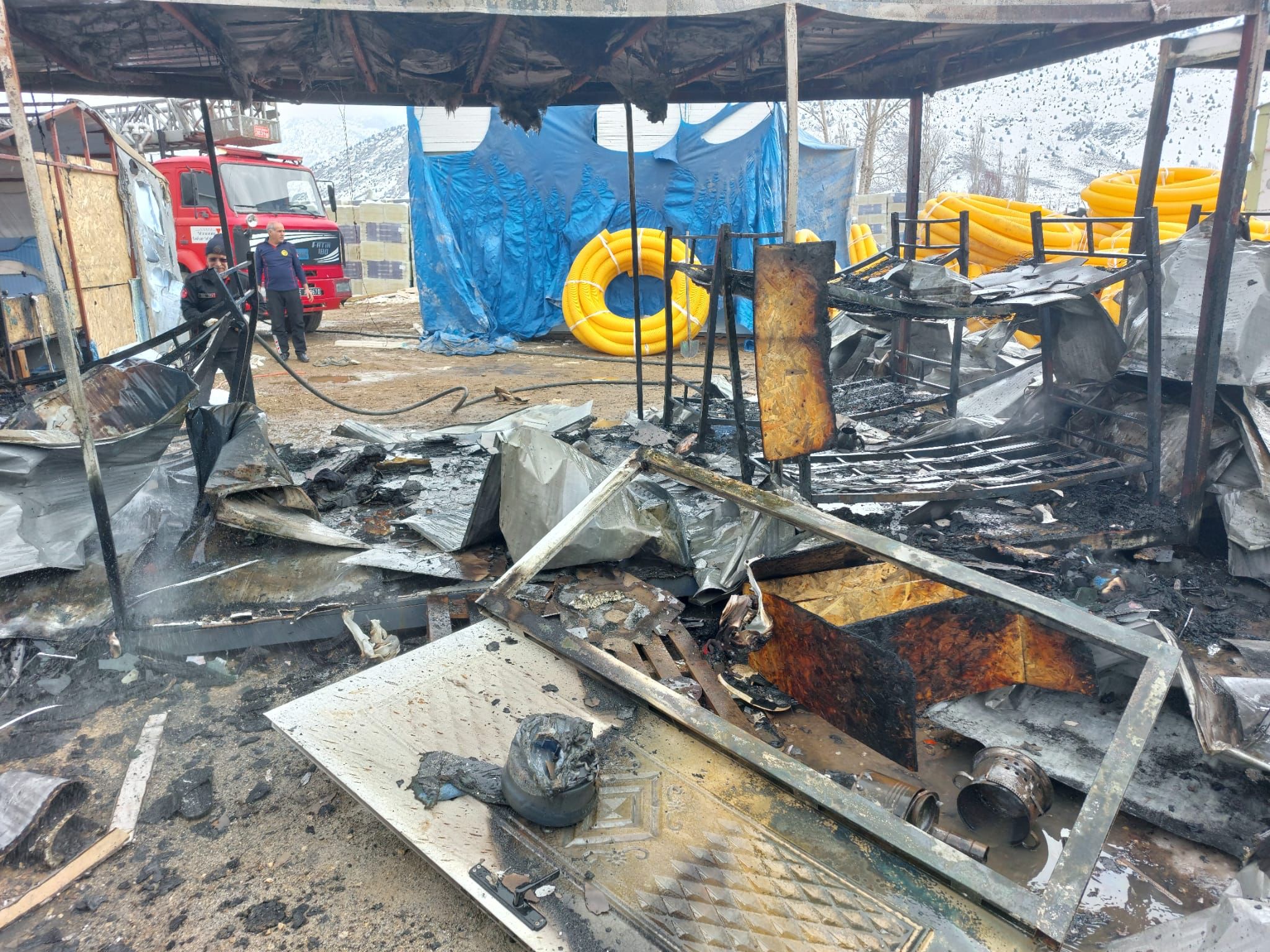 Kahramanmaraş’ın Göksun ilçesinde bulunan TOKİ inşaat şantiyesinde çıkan yangın, paniğe