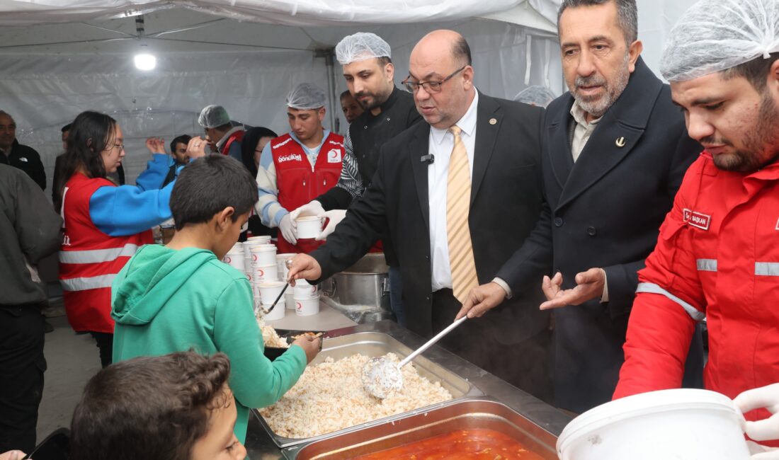 Dulkadiroğlu Belediye Başkanı Mehmet Akpınar, Mehmet Zülkadiroğlu Caddesi'nde kurulan iftar