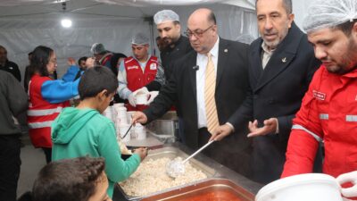 Dulkadiroğlu Belediye Başkanı Mehmet Akpınar, Mehmet Zülkadiroğlu Caddesi'nde kurulan iftar