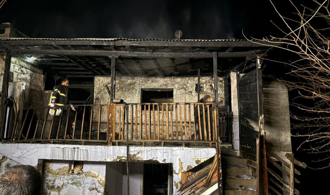 Kahramanmaraş’ın Andırın ilçesine bağlı Canbaz Mahallesi’nde bulunan cami lojmanı, çıkan