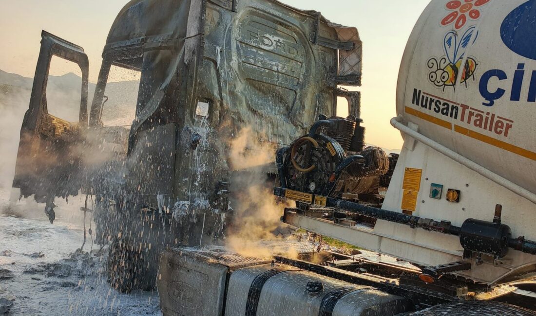 Kahramanmaraş’ın Pazarcık ilçesinde seyir halindeyken alev alan tır, tamamen kullanılamaz