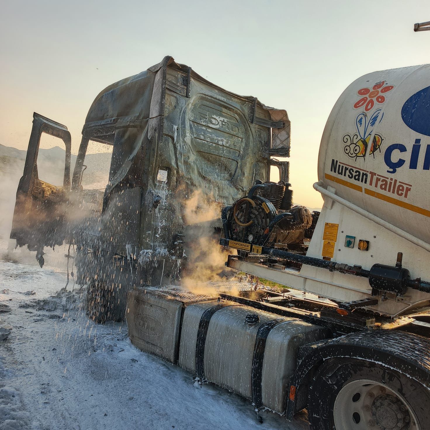 Kahramanmaraş’ın Pazarcık ilçesinde seyir halindeyken alev alan tır, tamamen kullanılamaz