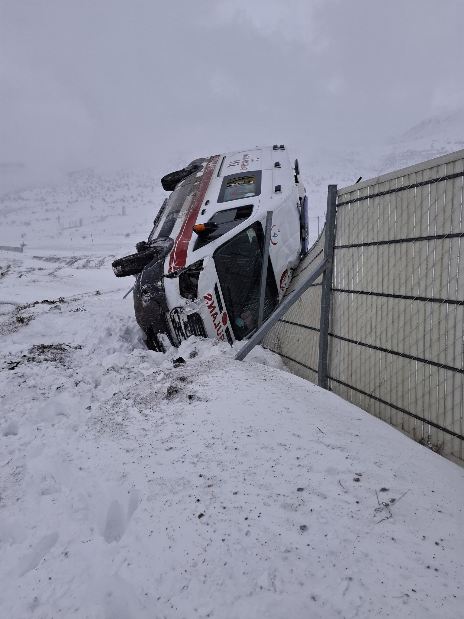Kahramanmaraş’ın Elbistan ilçesinde hasta ihbarına giden bir ambulans, yoğun kar