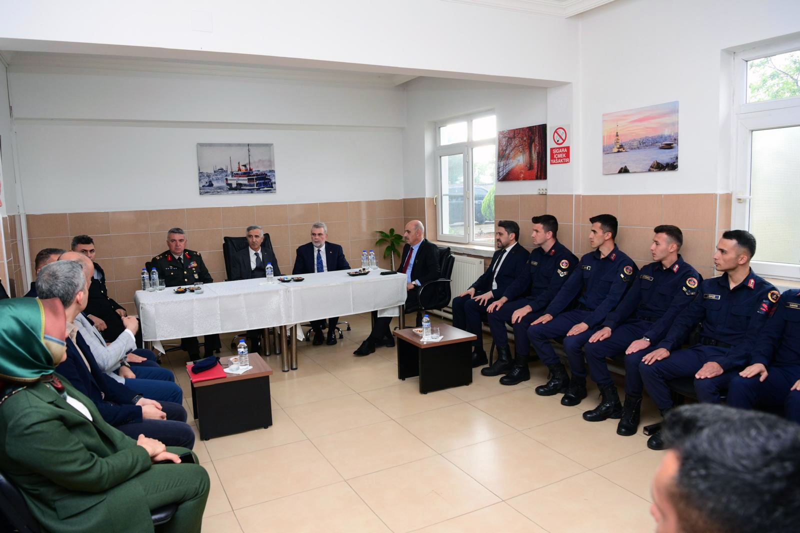 Bayramda görev yapan emniyet ve jandarma personellerini ziyaret ederek bayramlarını