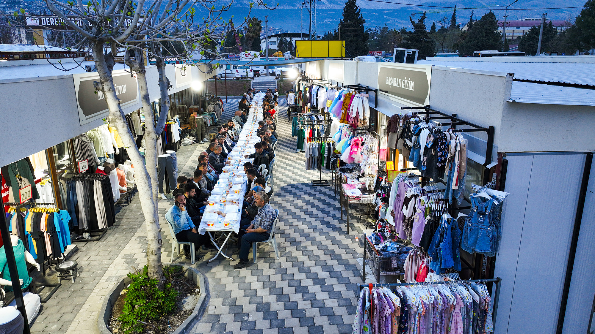 Ramazan ayının manevi iklimini şehrin her köşesine taşımaya devam eden