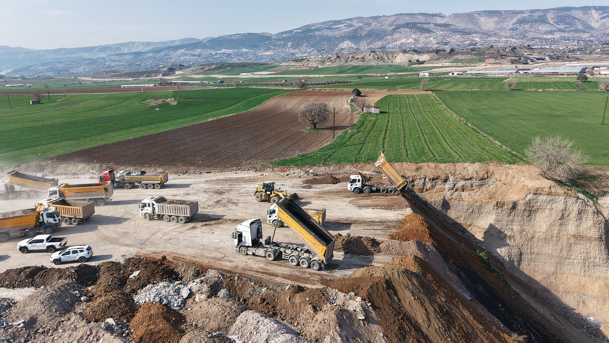 Büyükşehir Belediyesi, hafriyat taşıyan araçlara yönelik denetimlerini yoğun şekilde sürdürüyor.