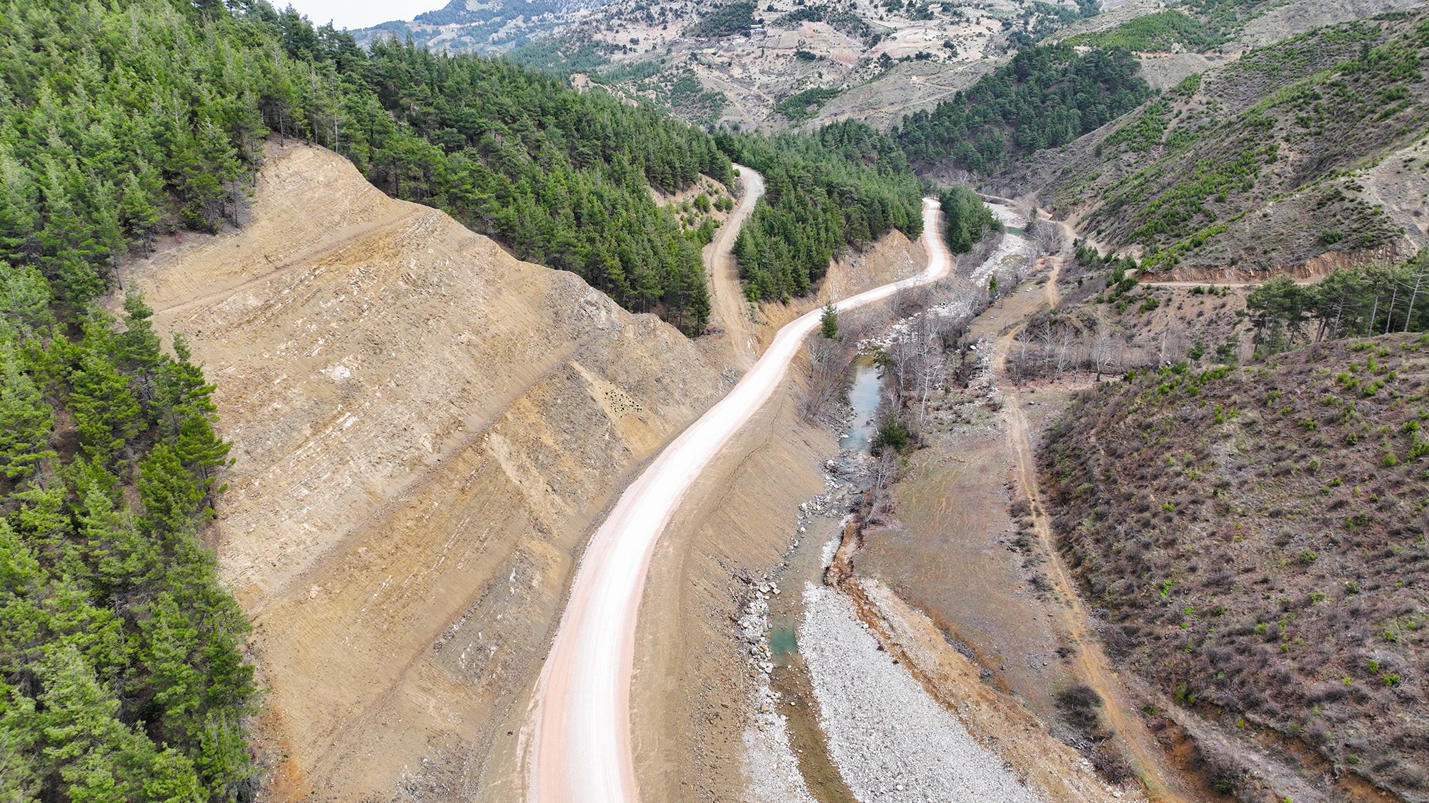 Büyükşehir Belediyesi, Andırın ve Onikişubat’ı birbirine bağlayan Karasu Grup Yolu’ndaki