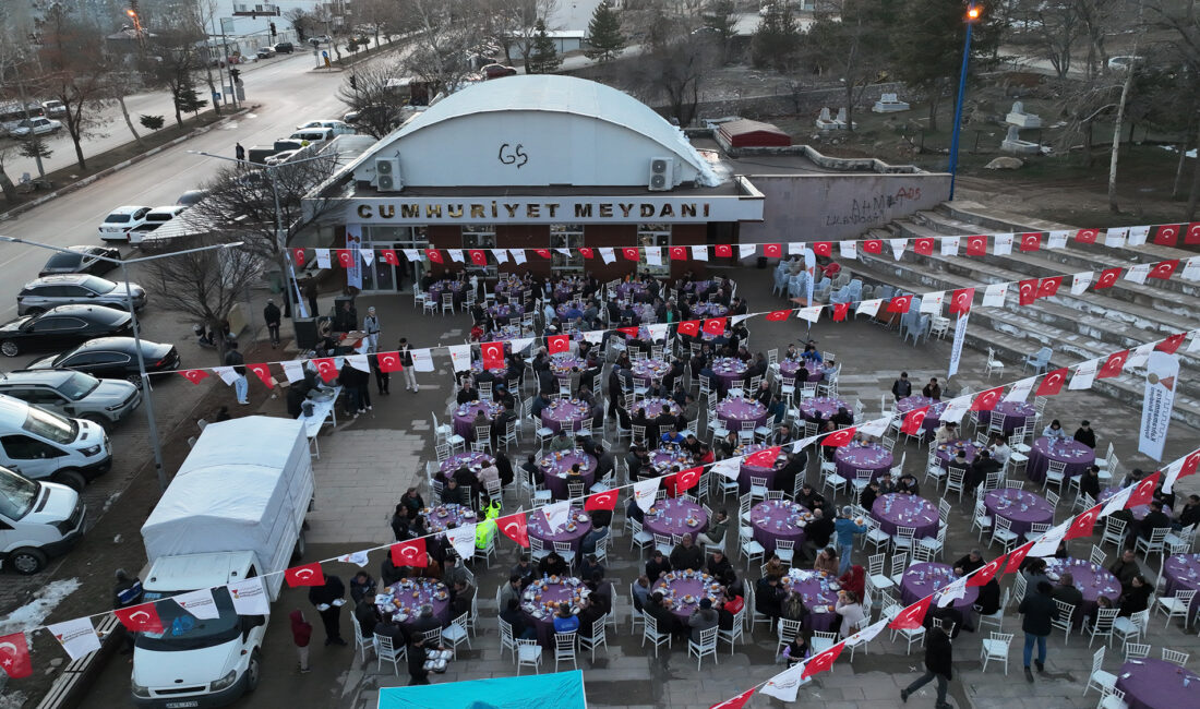 Büyükşehir Belediyesinin düzenlediği “İlçemde İftar Var” programı, Nurhak’ta vatandaşlarla buluştu.