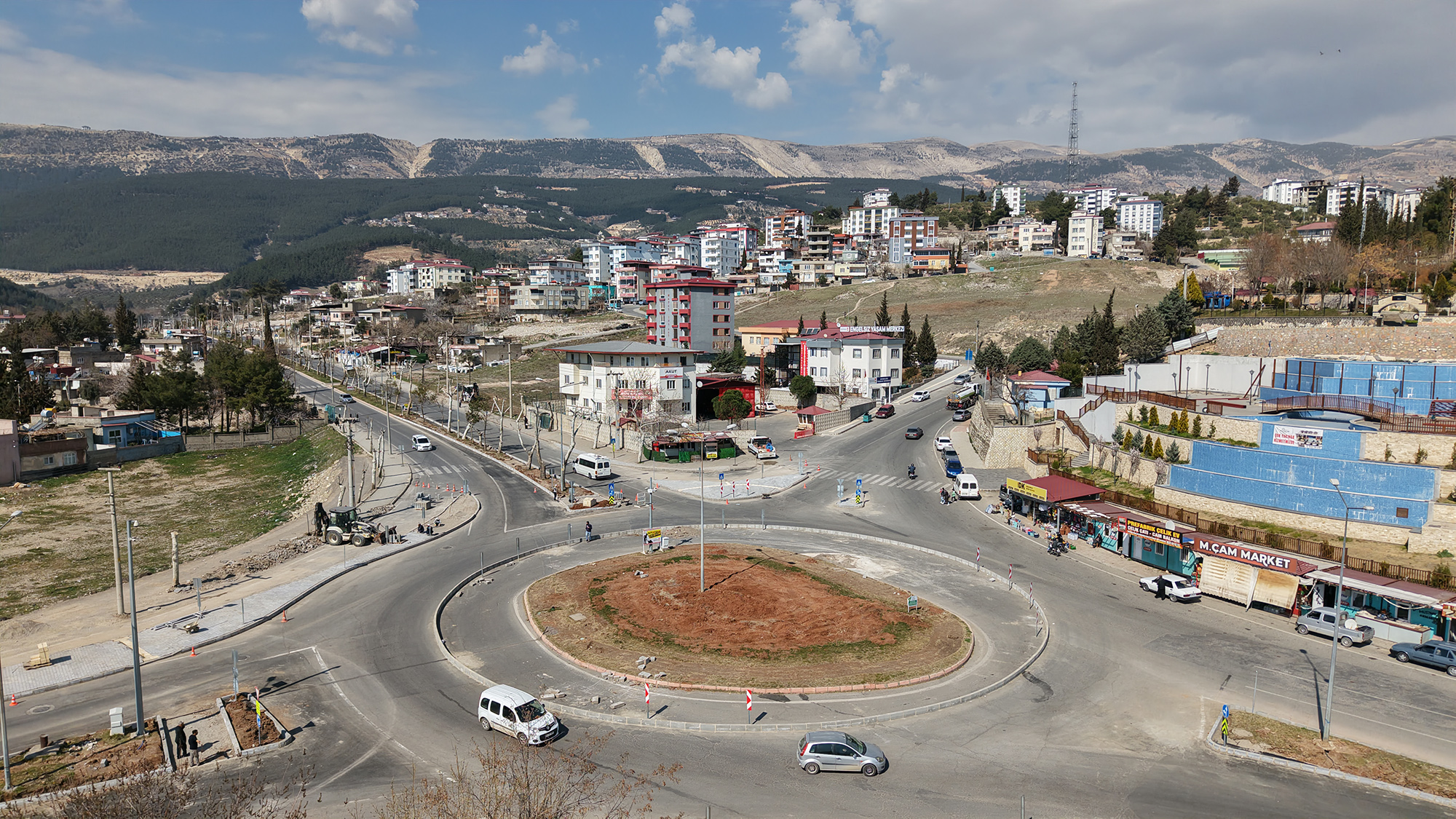 Büyükşehir Belediyesi, trafikte ve yaya geçişlerinde sorunlara neden olan Sütçü