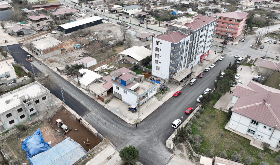 Büyükşehir Belediyesi, Türkoğlu ilçesinde altyapı çalışmalarının tamamlandığı bölgelerde asfalta başladı.