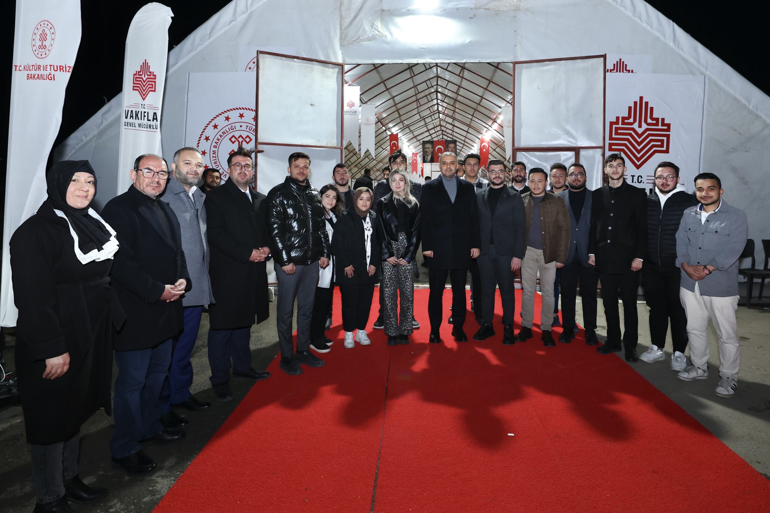 


Ramazan-ı Şerif’in ilk orucunu EXPO Konteyner Kenti’nde kurulan iftar çadırında