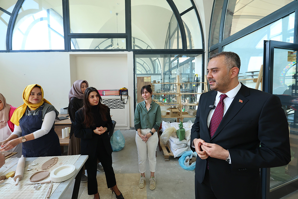 Onikişubat Belediyesi tarafından Arasta Çarşısı’nda başlatılan Seramik Biçimlendirme Kursu, el