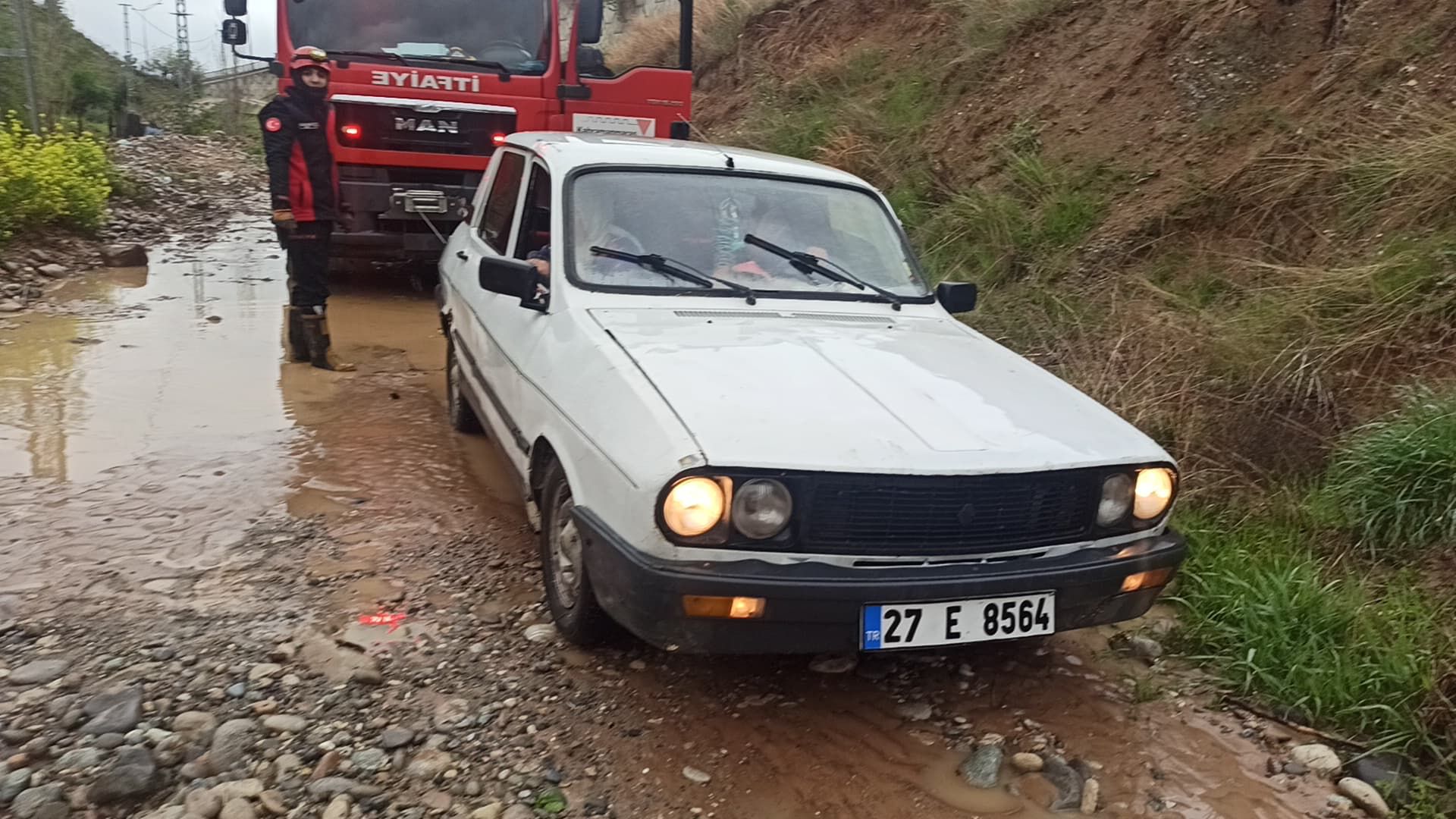 Kahramanmaraş'ta etkili olan sağanak yağış nedeniyle Sümbüllü Deresi taştı.