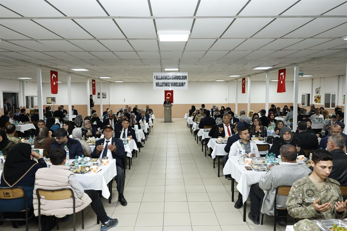 Kahramanmaraş’ta şehit aileleri ve gazilerle kışlada iftar! 2 WhatsApp Image 2025 03 11 at 205424 7