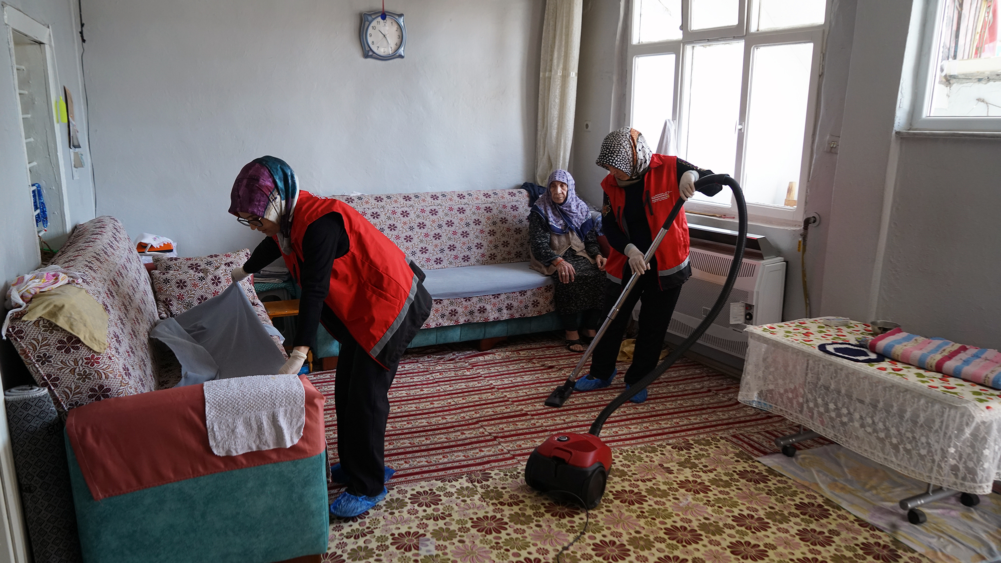 Büyükşehir Belediyesi, ihtiyaç sahibi yaşlıların ev temizliğinden sağlık kontrollerine, kişisel