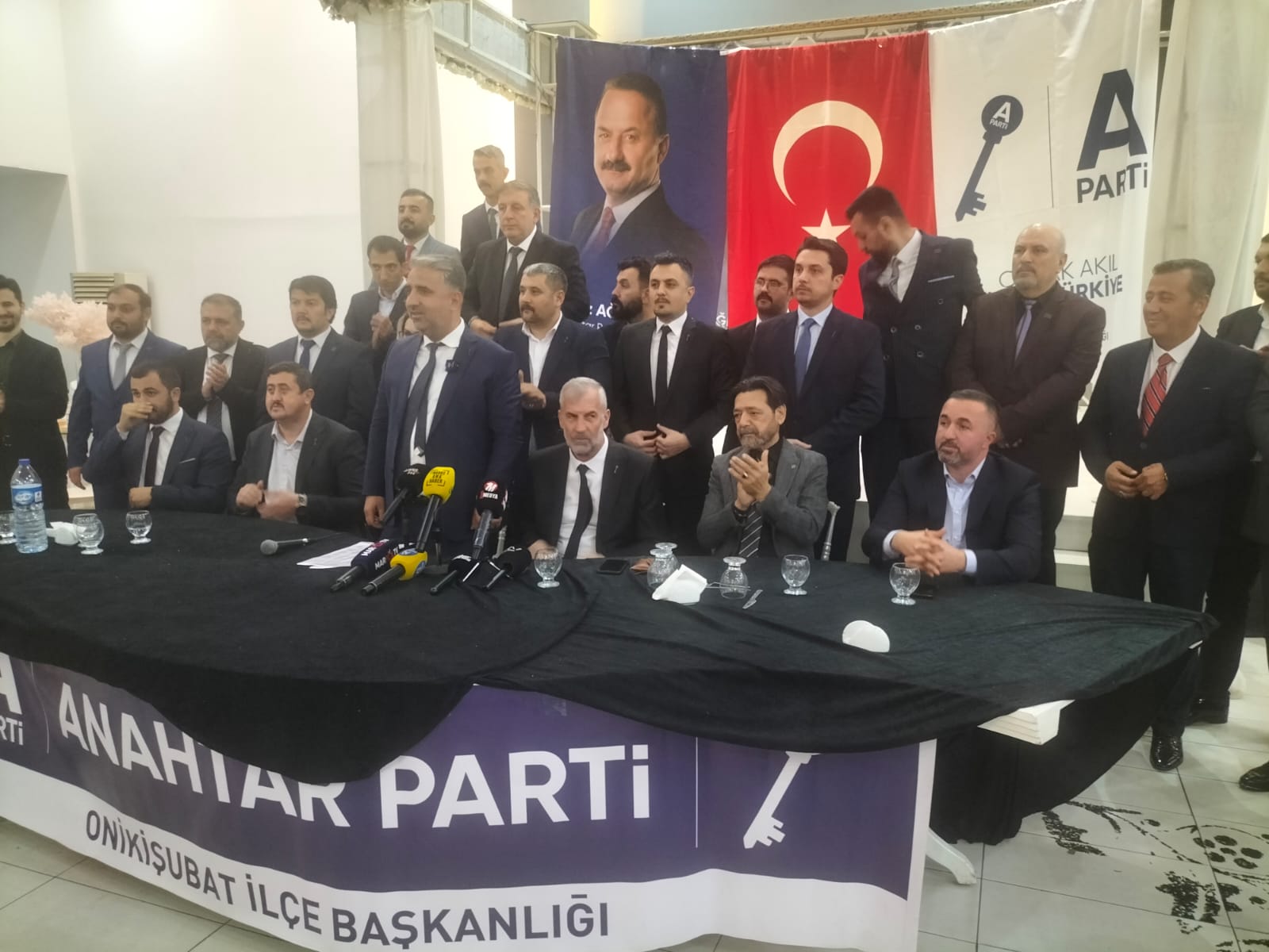 Anahtar Parti Onikişubat İlçe Başkanı Fatih Geyik, düzenlenen iftar programında