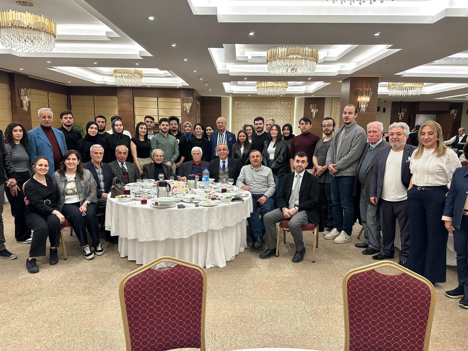 Kahramanmaraş Eğitim Vakfı ve Hacıömeroğlu Çınar Eğitim Vakfı, bursiyer öğrencileriyle