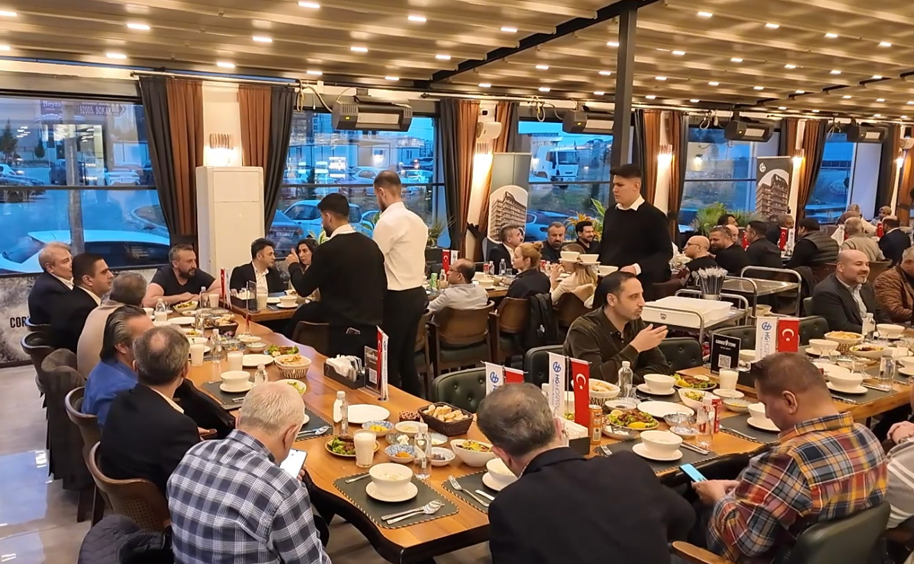 HG Hospital doktorları ve Hastane yönetimi iftar yemeğinde bir araya