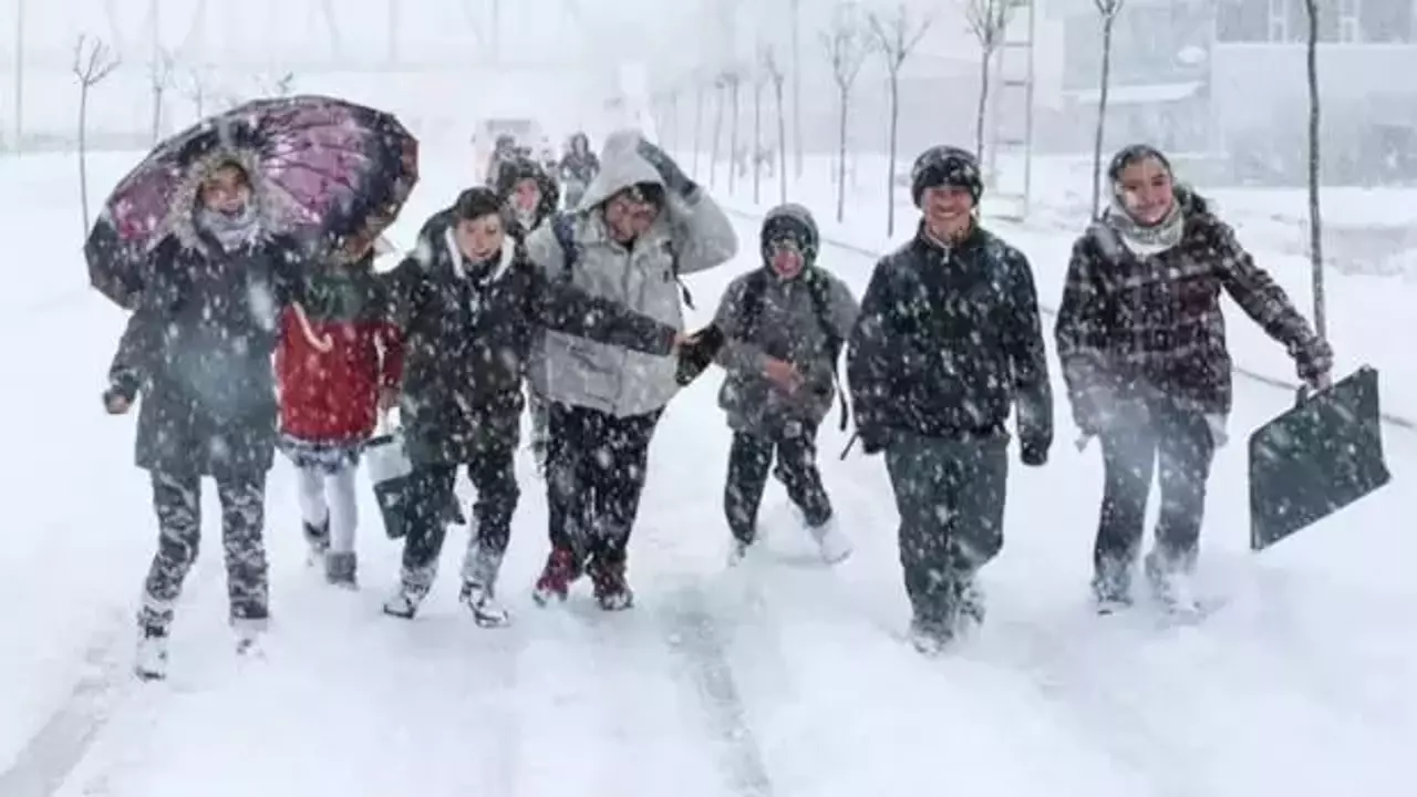 Kahramanmaraş’ta etkili olan yoğun kar yağışı ve tipi, hayatı olumsuz