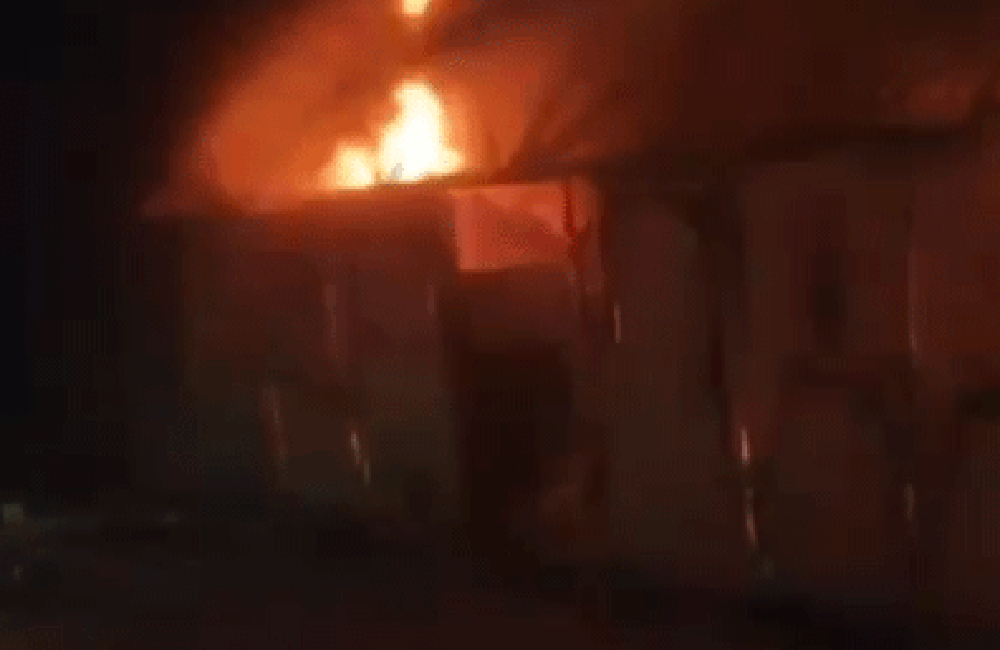 Kahramanmaraş’ın Afşin ilçesinde, depremzede konutlarının inşasında çalışan işçilerin kaldığı konteynerde