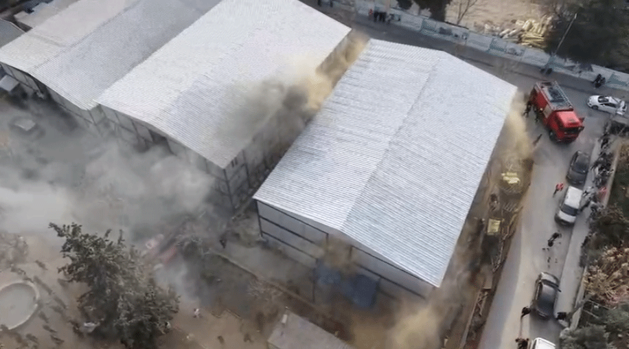 Kahramanmaraş’ta, kent merkezindeki inşaat çalışmalarında görevli işçilerin kaldığı konteynerlerde yangın