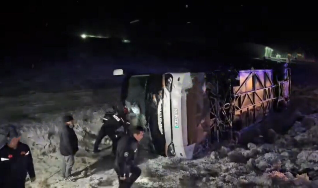 Aksaray’da Marmaris’ten Van’a giden Kahramanmaraş plakalı yolcu otobüsü, yoğun kar