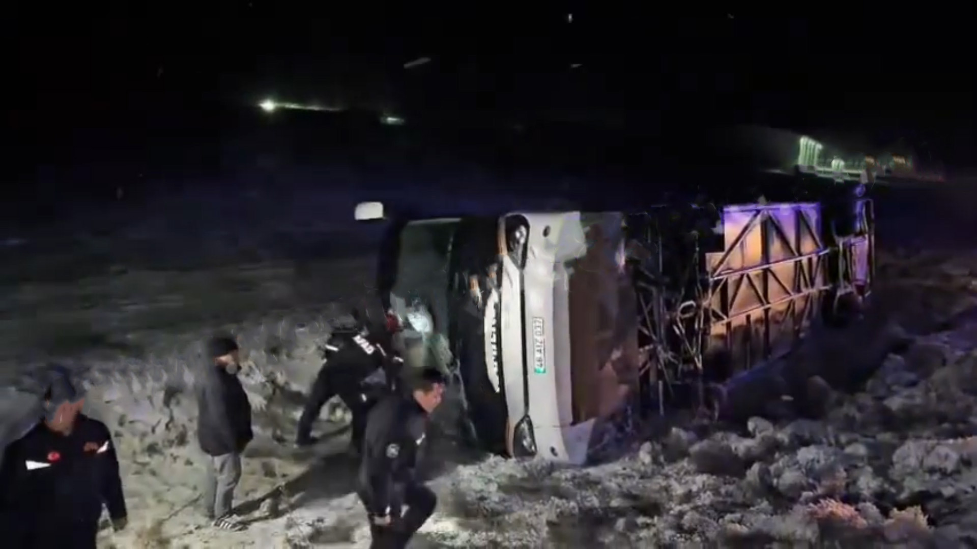 Aksaray’da Marmaris’ten Van’a giden Kahramanmaraş plakalı yolcu otobüsü, yoğun kar