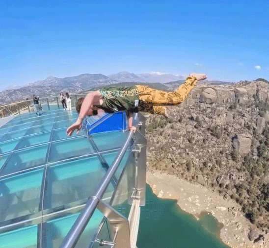 Kahramanmaraş'taki Ali Kayası Cam Terası'nda bir gencin sergilediği akıl almaz