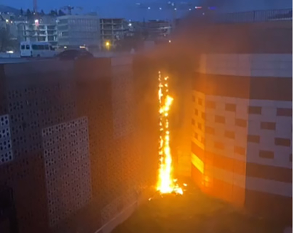 Kahramanmaraş’ta depremden sonra kuyumcu atölyelerinin taşındığı Arasa otoparkta yangın çıktı.