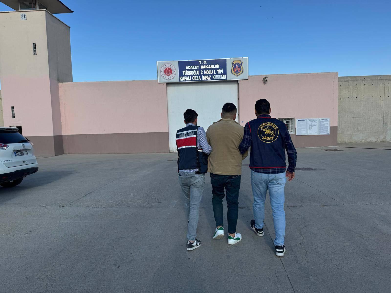 Kahramanmaraş İl Jandarma Komutanlığı ekipleri, aranan şahıslara yönelik düzenlediği operasyonlarda