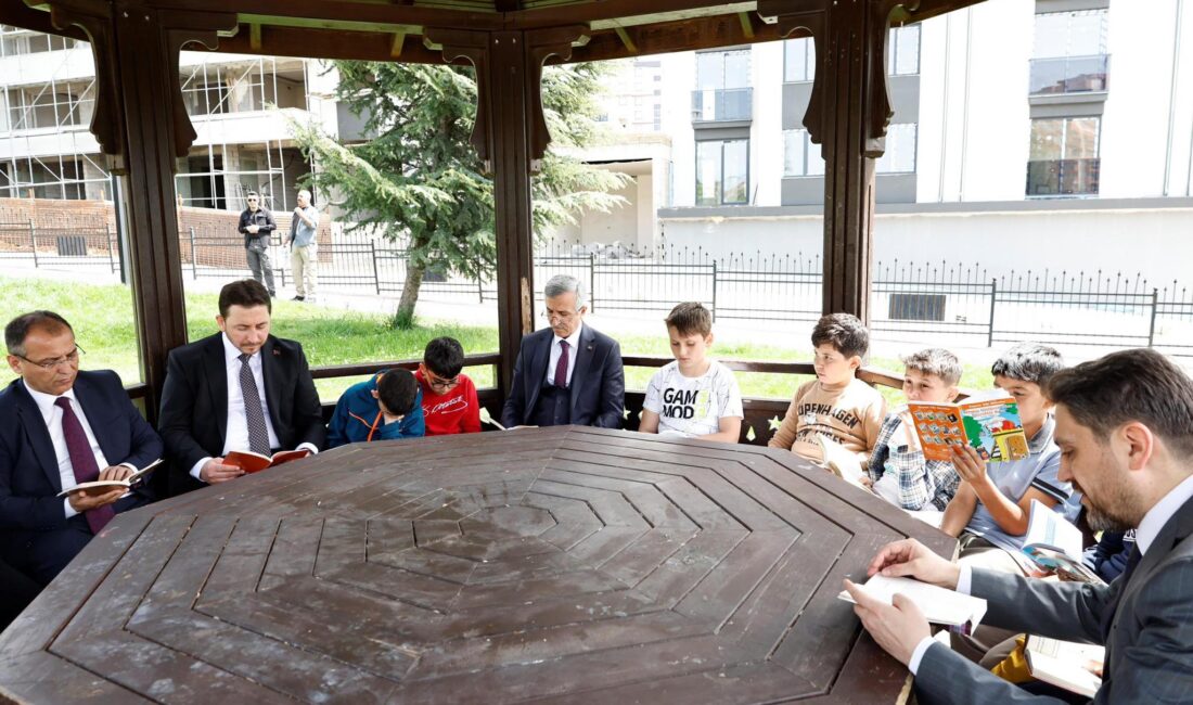 Kahramanmaraş Valisi Mükerrem Ünlüer, beraberindeki heyet ve öğrencilerle birlikte Aliya